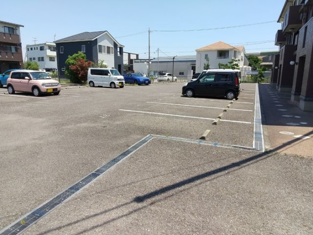 【知多郡武豊町字石川のアパートの駐車場】