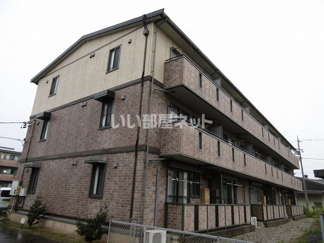 知多郡武豊町字石川のアパートの建物外観