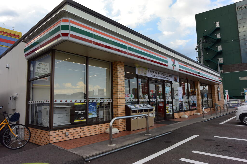 コンビニ　セブンイレブン富山掛尾店（コンビニ）まで460m