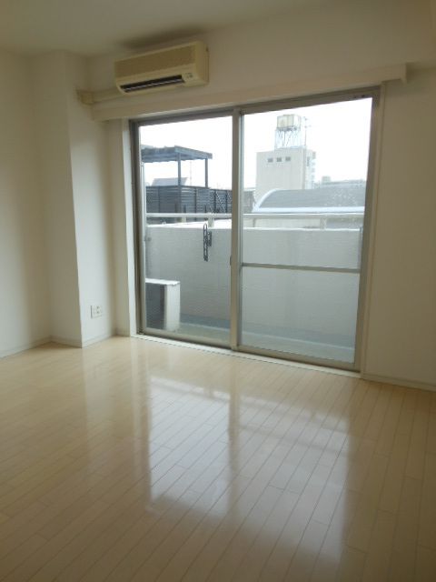 居室・リビング　※別部屋の参考写真です。