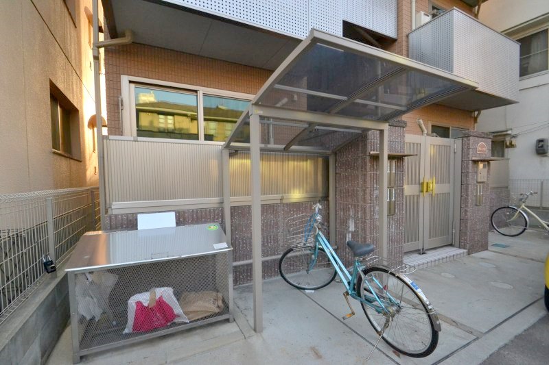 その他共有部分　屋根付き駐輪場とゴミ収集ＢＯＸ