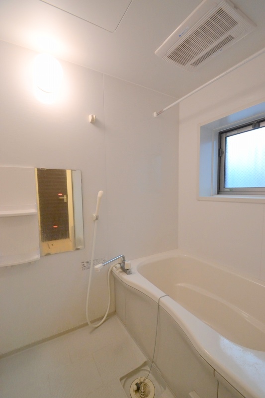 バス・シャワールーム　窓付きで明るいです＾＾