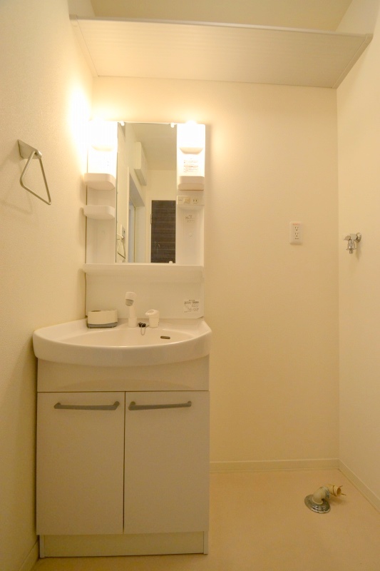 洗面設備　シャワー付洗面台♪洗濯機置場♪上部棚有り