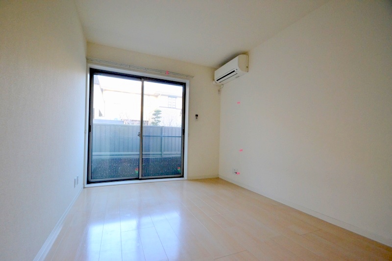 居室・リビング　キレイな室内♪エアコン１台付き♪