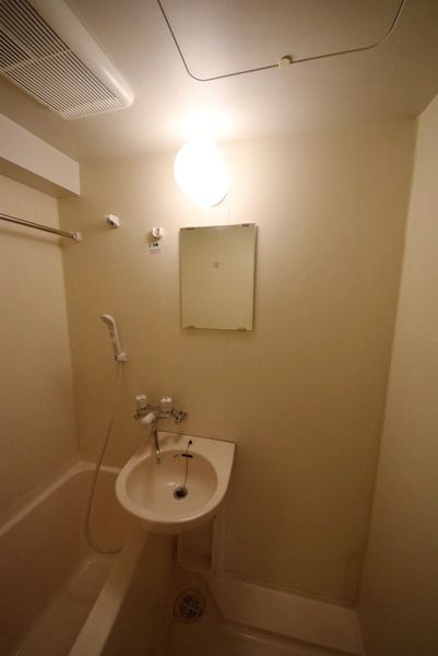 洗面設備　★鏡がついてて使いやすい洗面台です★