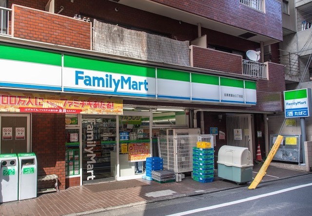コンビニ　ファミリーマート目黒青葉台三丁目（コンビニ）まで206m