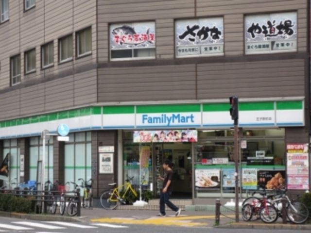 コンビニ　ファミリーマート新田一丁目店（コンビニ）まで556m