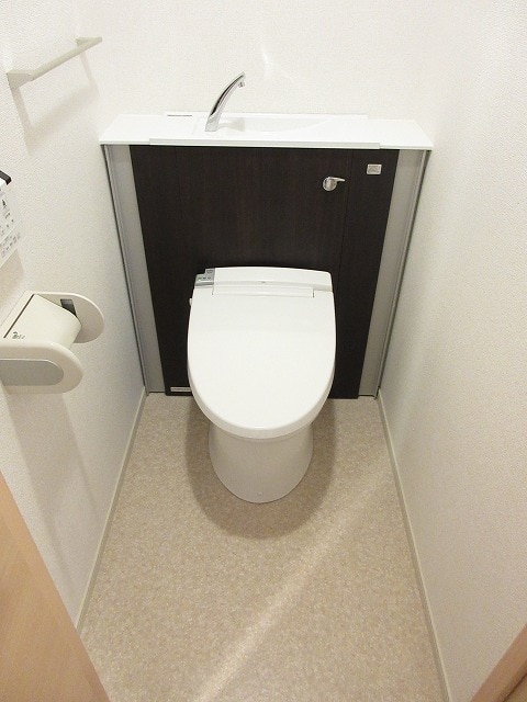 埼玉高速鉄道 浦和美園駅 徒歩20分 4階建 築12年のトイレ写真