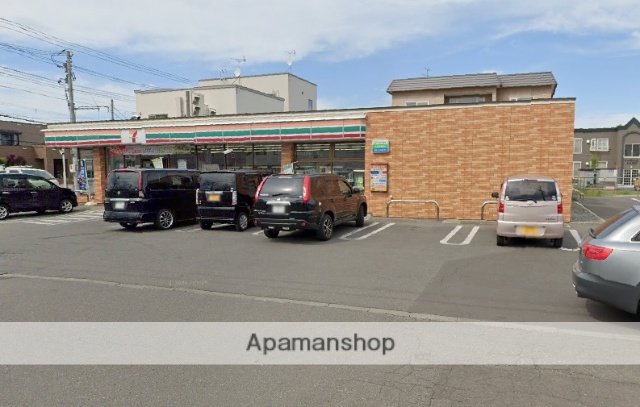 コンビニ　セブンイレブン（コンビニ）まで323m