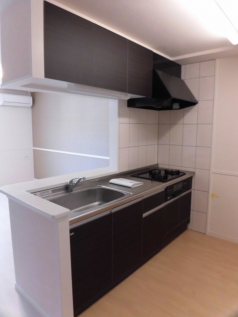 キッチン　３口ガスコンロ付きシステムキッチン