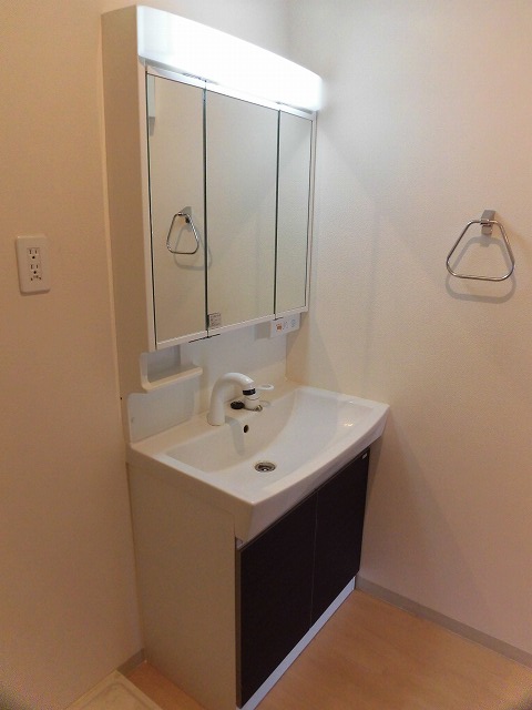 洗面設備　シャワー付き洗面台。鏡内部も収納できます。