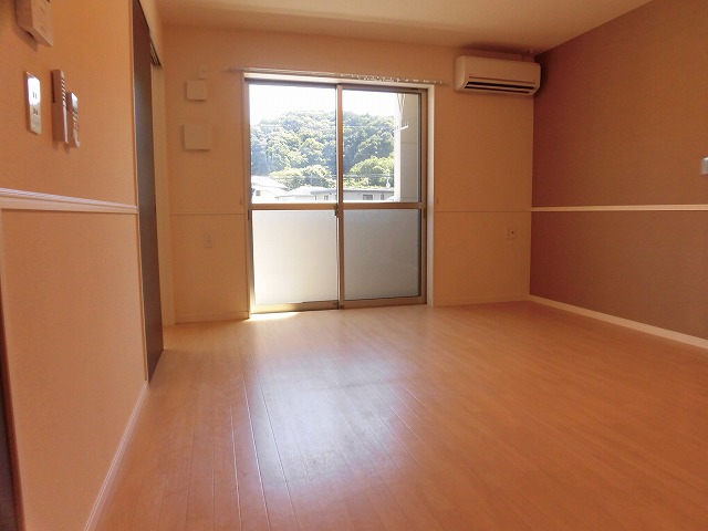 居室・リビング　13帖のリビング。南向きのお部屋です。