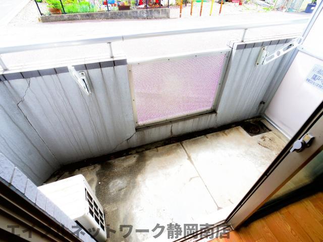 バルコニー　外からの目が気にならないバルコニーで洗濯物が干せます