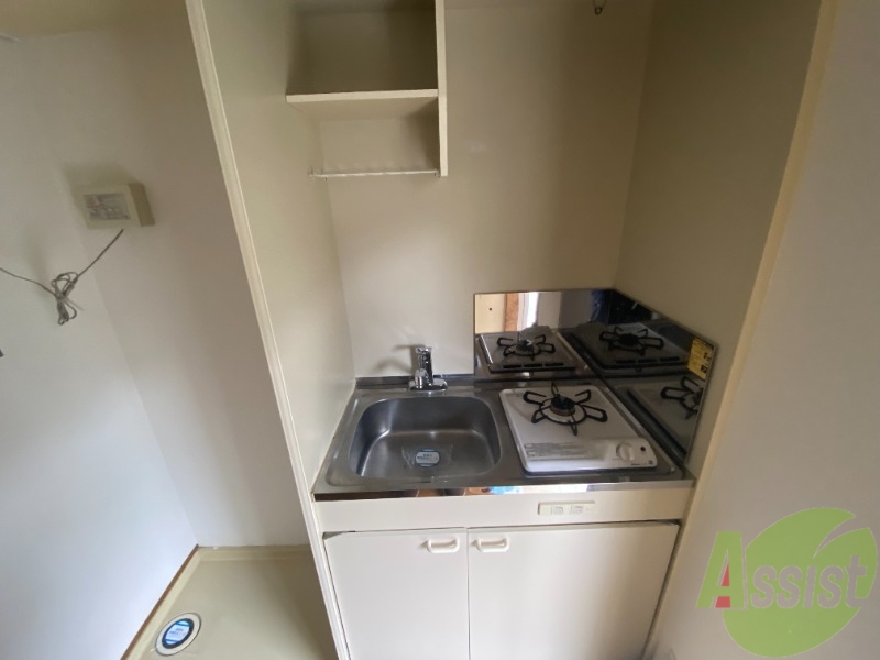 キッチン　キッチンにはガスコンロが備え付けであります。