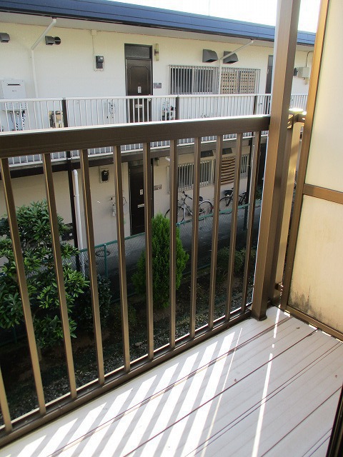 バルコニー　手すりが格子になっていて、通風良好★下まで光が入ります！