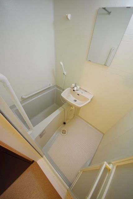 バス・シャワールーム　浴室乾燥機付きです♪