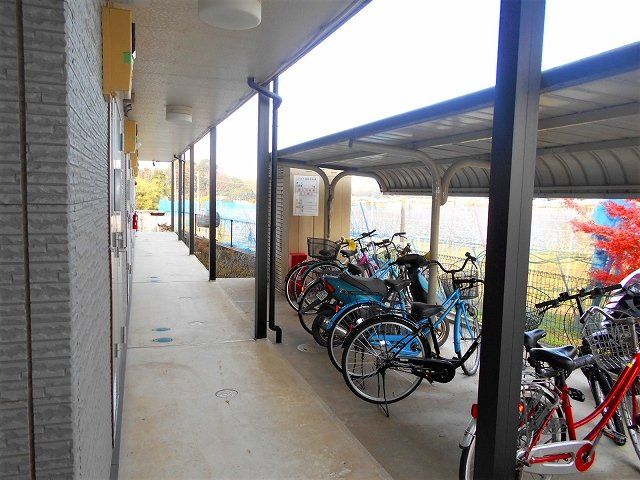 エントランス　屋根付き駐輪場