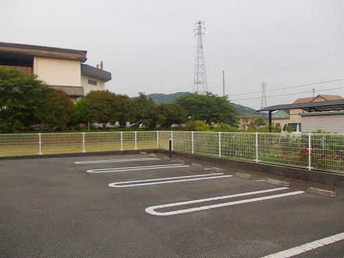 【揖保郡太子町鵤のアパートの駐車場】