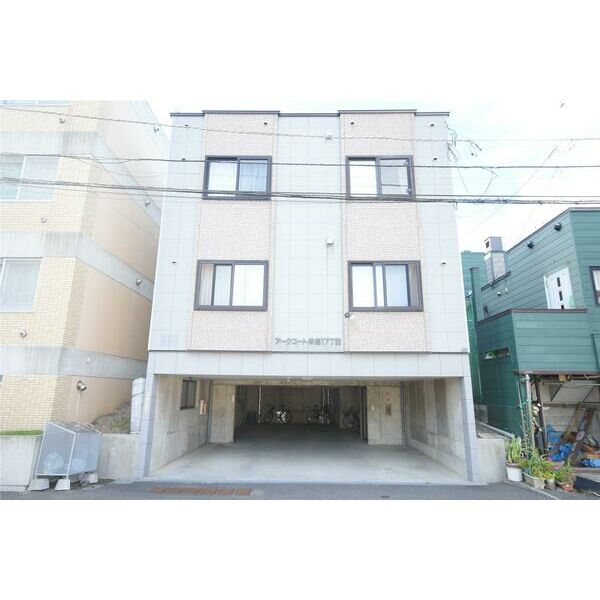 札幌市白石区栄通のアパートの建物外観