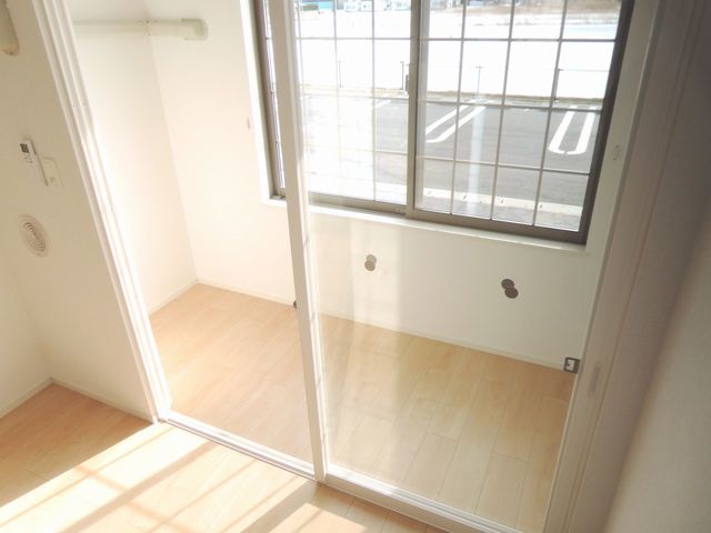 バルコニー　サンルームで雨の日でも洗濯物が干せます。