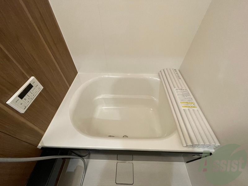 バス・シャワールーム　こちらはバスルームでございます。追い焚き機能付きです。