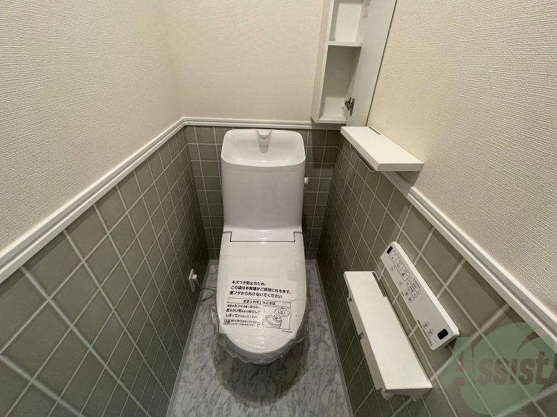 トイレ　こちらトイレルームでございます。ウォシュレット機能付きです。