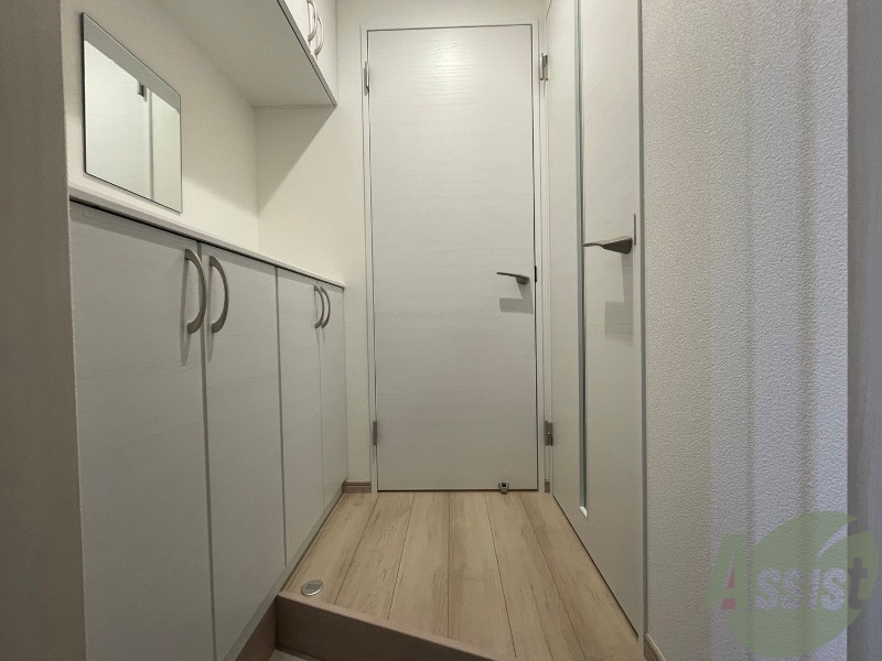 玄関　こちら玄関の写真でございます。照明設備もございます。