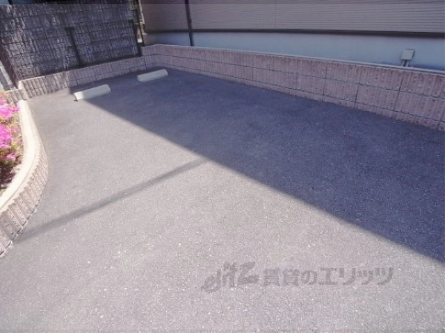 【京都市伏見区小豆屋町のアパートの駐車場】