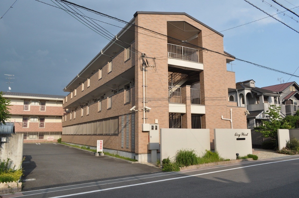 京田辺市東古森のマンションの建物外観