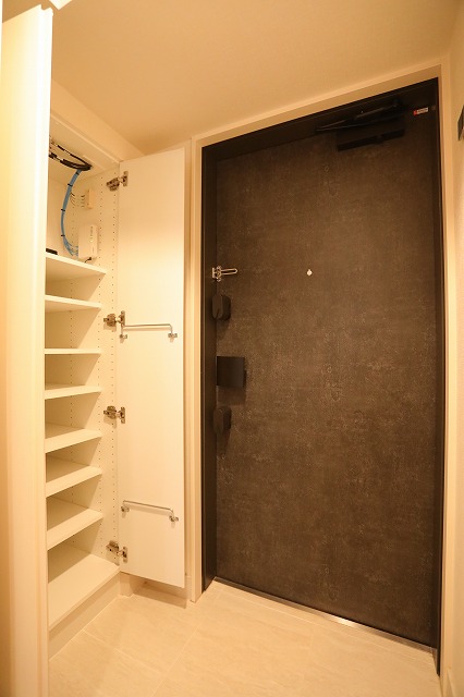 その他部屋・スペース　玄関※反転参考写真