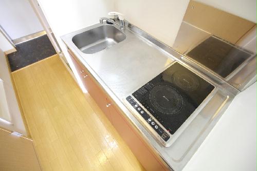 キッチン　２口の電気コンロが付いたワイドキッチンです♪