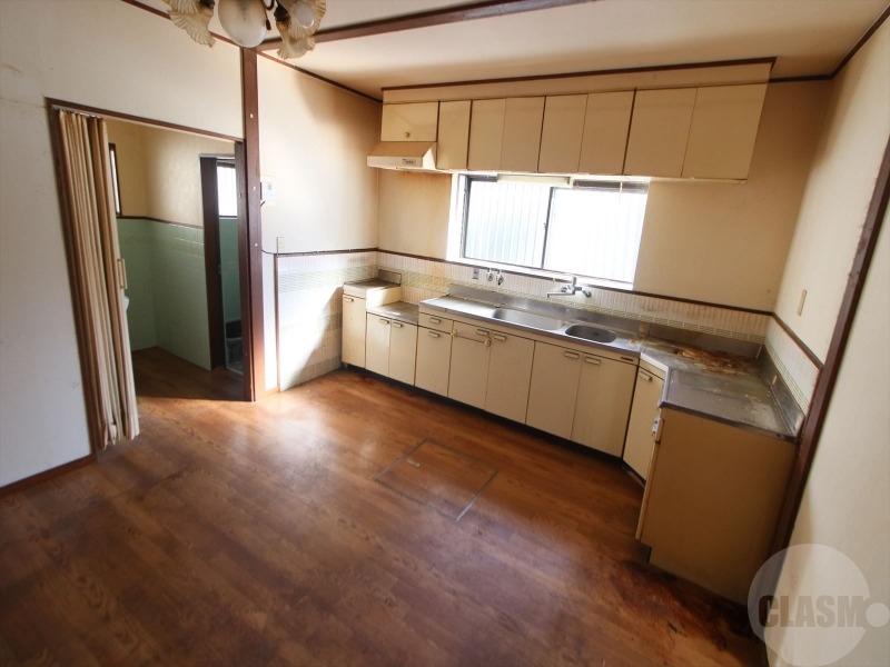 キッチン　広々調理スペースのキッチンです