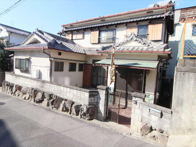 建物外観　２階建ての戸建です