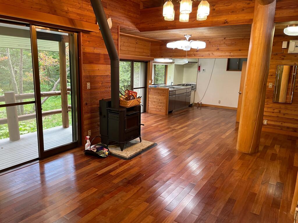 居室・リビング　素敵な照明のリビング、薪ストーブ兼ペレットストーブ