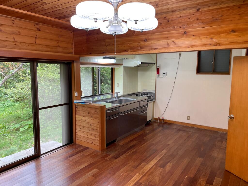 キッチン　リビングの奥には光の入るダイニング、キッチンが続きます。