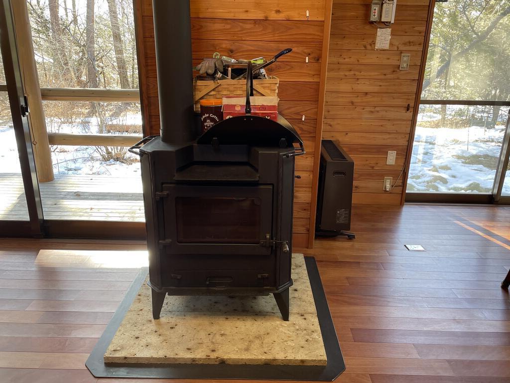 その他共有部分　リビング、ダイニングの間には立派なペレッストーブがあります。