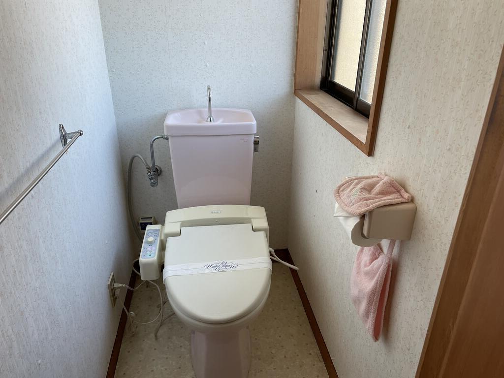 トイレ　トイレは母屋に2箇所、離れに1箇所の計3箇所ございます。