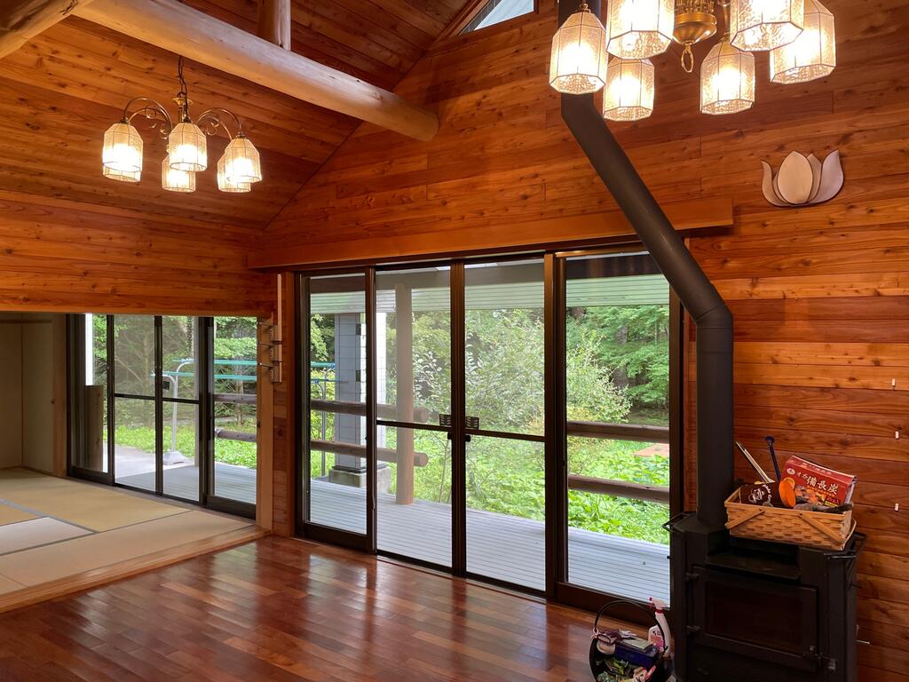 居室・リビング　吹き抜けのリビングは窓も大きく開放的です。