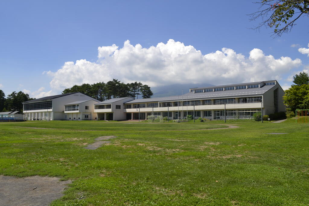 小学校　軽井沢中部小学校（小学校）まで454m