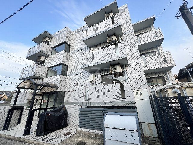 京都市右京区嵯峨野宮ノ元町のマンションの建物外観