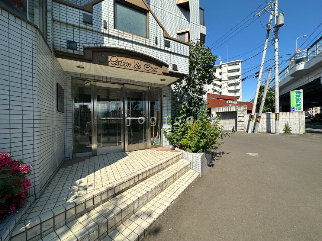 【札幌市北区北三十三条西のマンションのエントランス】