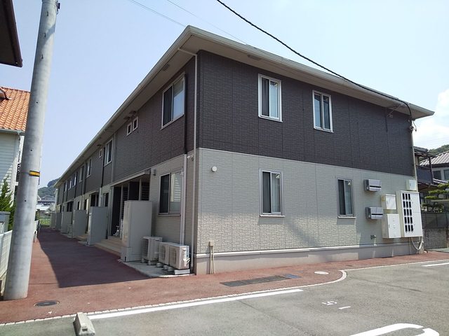 【松山市姫原のアパートの建物外観】