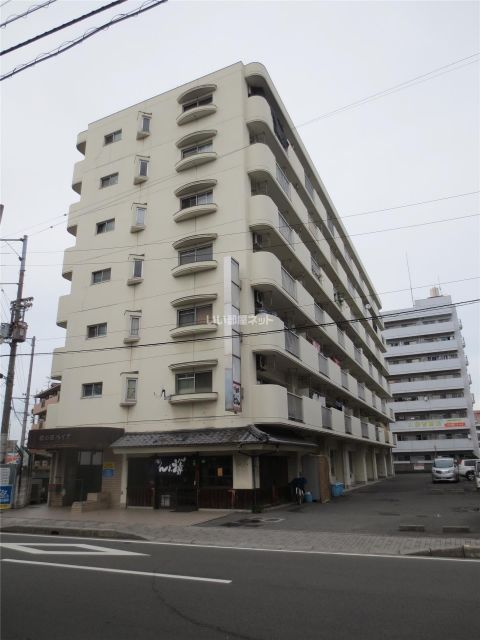 松山市萱町のマンションの建物外観