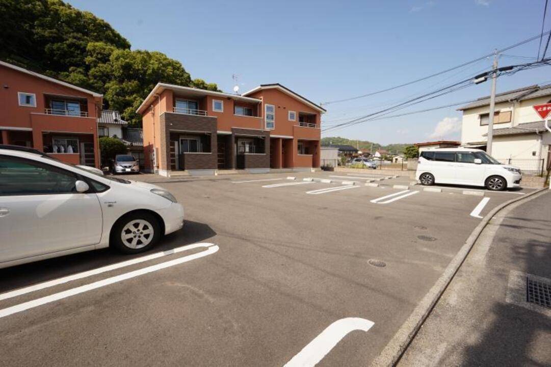 【松山市高岡町のアパートの駐車場】