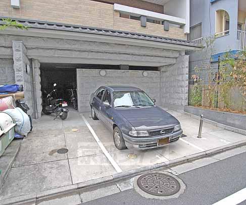 【京都市左京区新丸太町のマンションの駐車場】