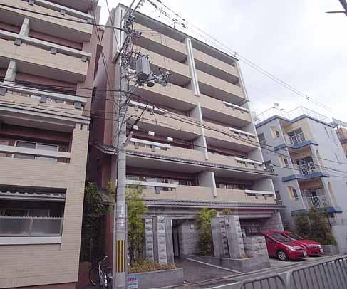 京都市左京区新丸太町のマンションの建物外観