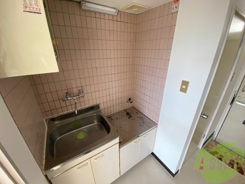 キッチン　シンプルで使いやすいキッチンです。下には収納もございます。