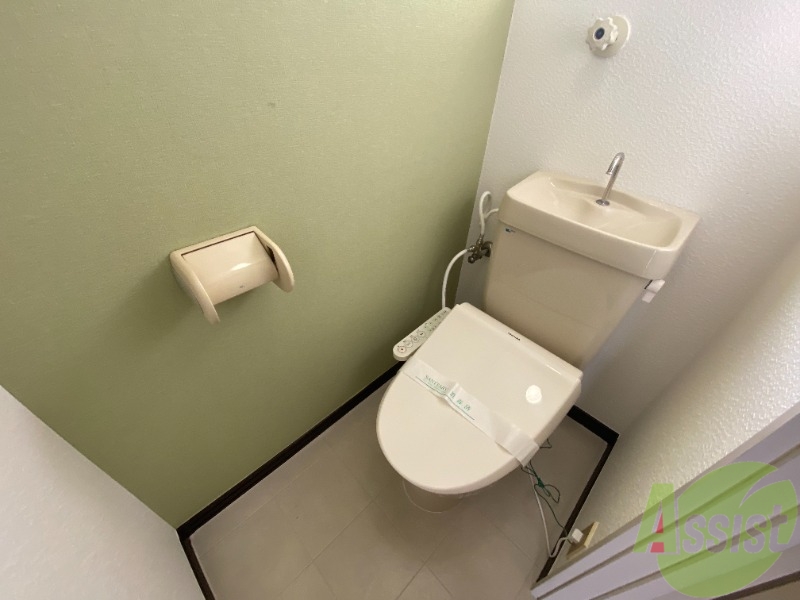 トイレ　温水洗浄付きの便座です。便利で使い勝手がいいですね。