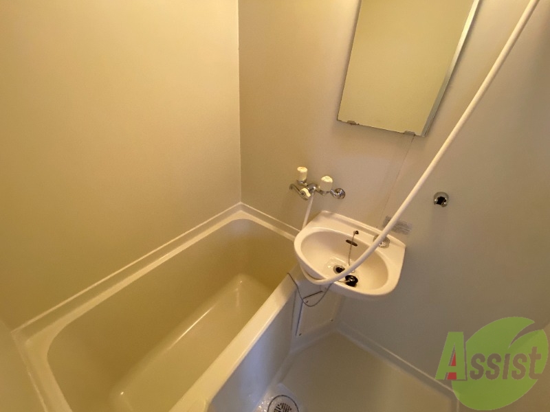 洗面設備　こちらは洗面台のお写真です。朝の身支度はこちらで