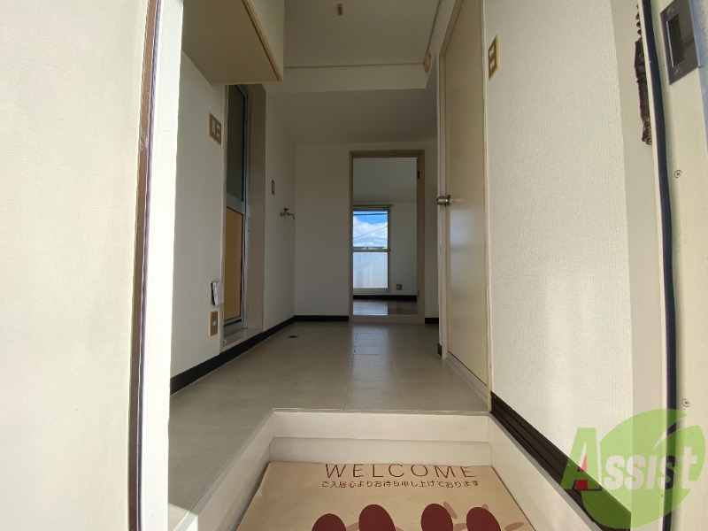 玄関　玄関からの様子ですリビングまでつながる廊下はきれいです